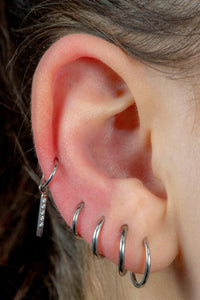Titanium Hinged Clicker Ring with Titanium 5 Jewelled Bar Charm